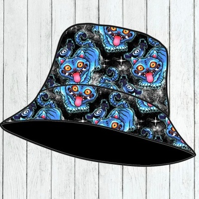 Chapéu bucket com padrão azul e preto de rostos caricaturais