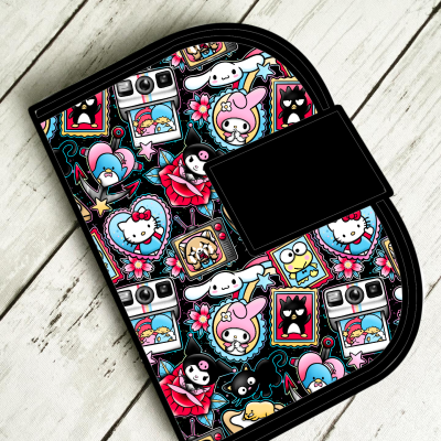 Capa preta com padrão colorido de desenhos animados contendo personagens e câmeras fotográficas