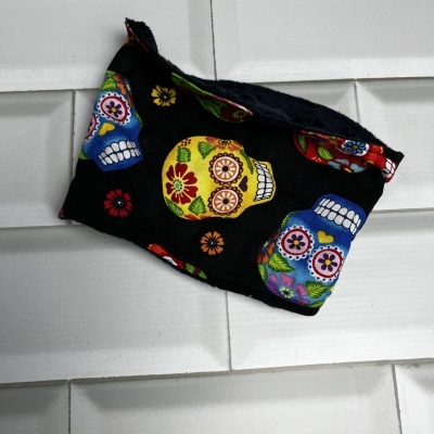 Máscara de tecido estampada com caveiras coloridas