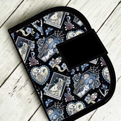 Carteira preta com padrão temático de esqueletos e personagens desenhados