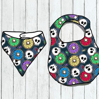 Babete e bandana para bebé com padrão de donuts coloridos e caveiras num fundo escuro