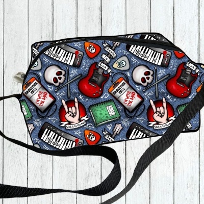 Bolsa azul com padrão de guitarras, caveiras, teclados e símbolos de rock