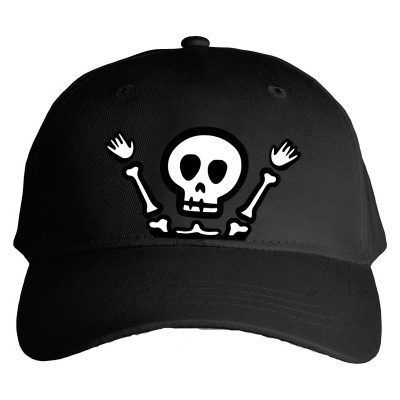 Boné preto com design de caveira branca e braços esqueléticos levantados