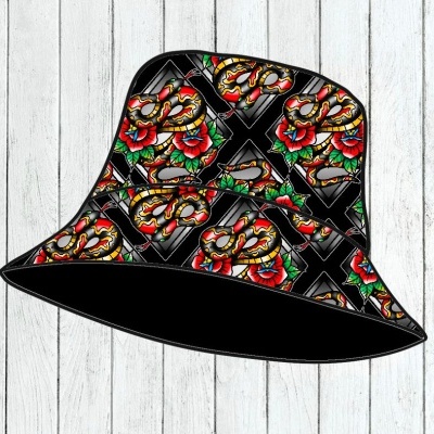 Chapéu tipo balde com padrão colorido de rosas e correntes em fundo preto