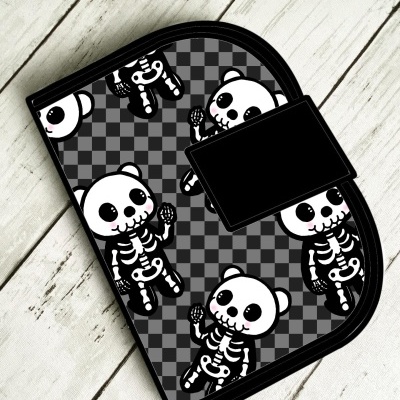 Carteira com padrão de ursos esqueléticos em fundo xadrez cinza