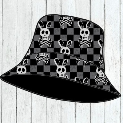 Chapéu bucket preto e cinza com caveiras de coelho brancas