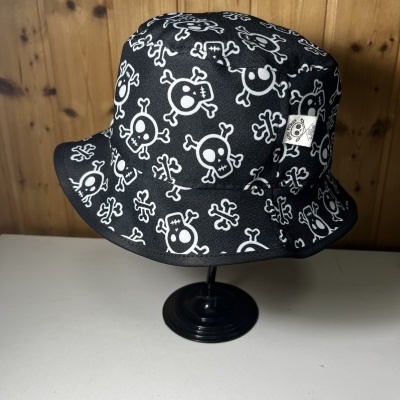 Chapéu bucket preto com padrão de caveiras brancas