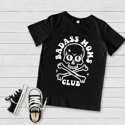 T-shirt preta com estampa BADASS MOMS CLUB e tênis preto e branco