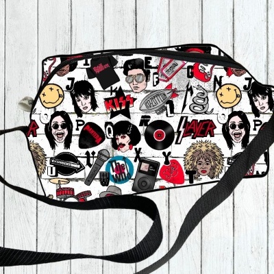 Mala transversal branca com padrão colorido e desenhos relacionados com música