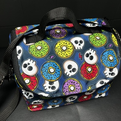 Bolsa colorida com padrão de donuts e caveiras