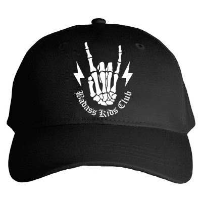 Boné preto com bordado branco de mão esqueleto e texto 'Badass Kids Club'
