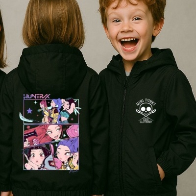 Crianças com casacos pretos com estampas de anime e logótipo MINI PUNKS CLOTHING