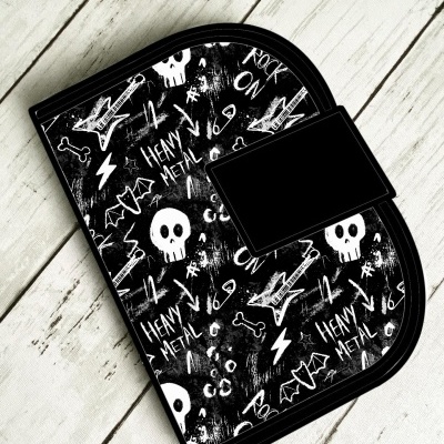 Estojo preto e branco com padrão de caveiras e guitarras