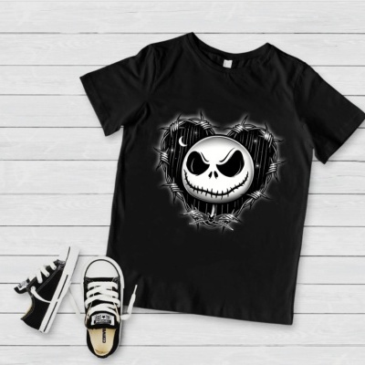 T-shirt preta com rosto branco malicioso em coração estampado e sapatos pretos com atacadores brancos