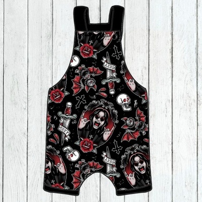 Macacão infantil preto com estampas coloridas de caveiras, rosas e morcegos