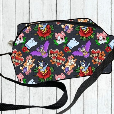 Bolsa tiracolo com padrão colorido de desenhos animados em fundo preto