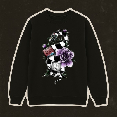 Camisola preta com padrão gráfico colorido de cobra xadrez, rosa roxa e caixa vermelha