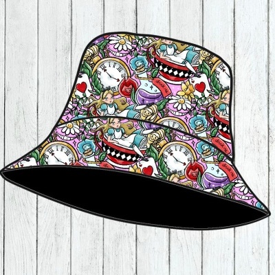 Chapéu tipo pescador com padrão colorido e interior preto