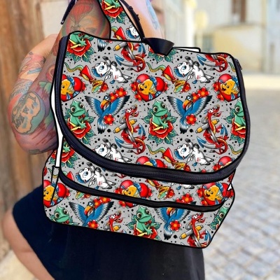 Mochila colorida com padrão de sapos, âncoras, pássaros e flores