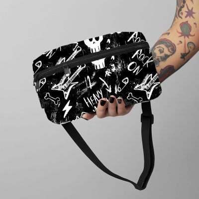 Saco de cintura preto com padrão branco rock