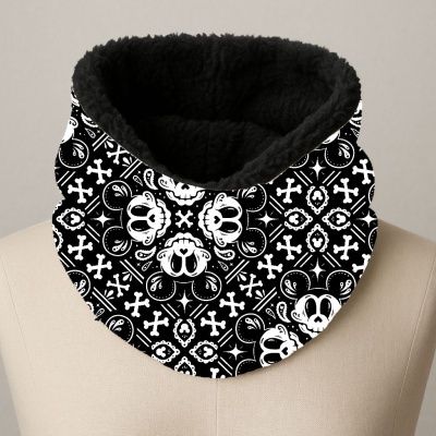 Cachecol felpudo preto com padrão de caveiras em preto e branco no manequim bege