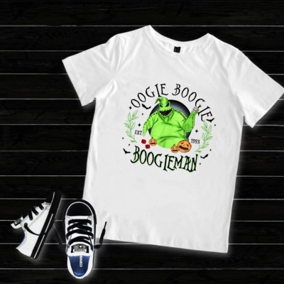T-shirt branca com estampa de personagem verde e texto preto