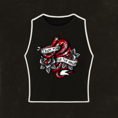 Top preto com estampa de cobra vermelha e flores cinzentas com texto.