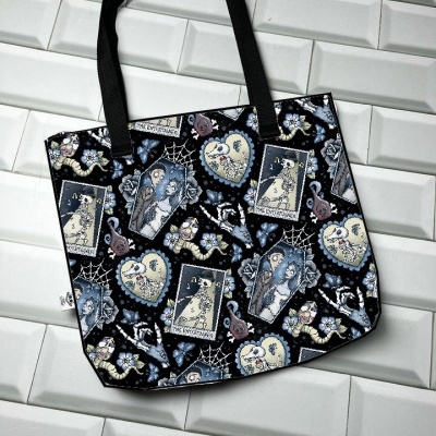 Mala tote preta com padrão de corações, aranhas, teias, rosas, morcegos e cartas de tarô.