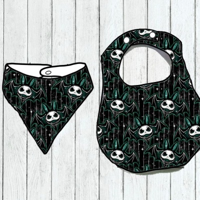 Babete e bandana para bebé com padrão de caveiras em tecido preto