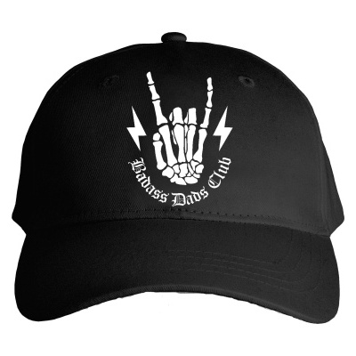 Boné preto com desenho de mão esquelética e texto Badass Dads Club