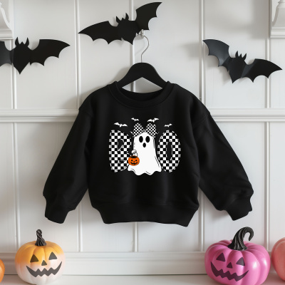 Sweatshirt preta com estampa de fantasma e letras BOO, pendurada em cabide contra parede branca com morcegos de papel e abóboras decorativas.
