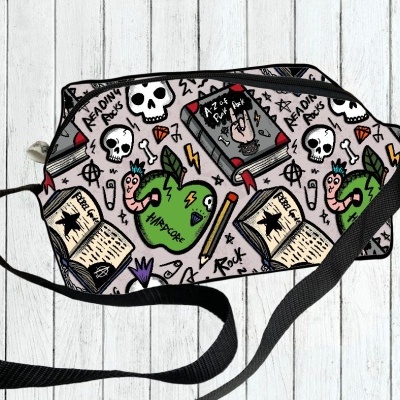 Mala de ombro com padrão colorido de caveiras, livros e corações em fundo cinza
