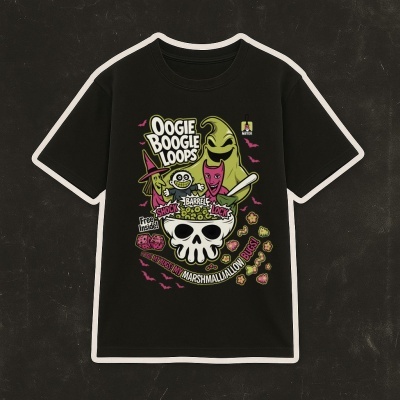 T-shirt preta com estampa colorida com caveira e personagens fantasmagóricos