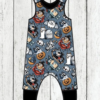Macacão de bebé com padrão de Halloween colorido em fundo azul