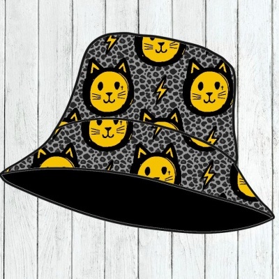 Chapéu pescador cinzento com rostos de gatos amarelos e relâmpagos