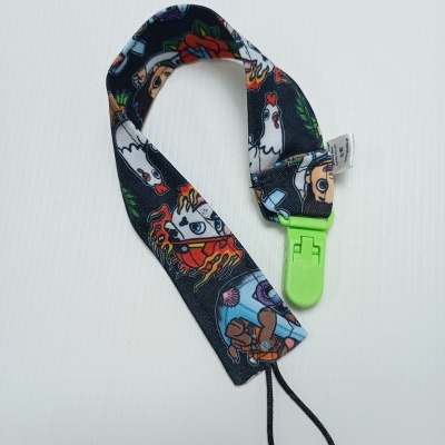 Correia infantil colorida com presilha plástica verde e estampa de personagens e galinhas