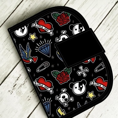 Carteira preta com padrão colorido de tatuagens tradicionais, incluindo corações LITTLE PINK e caveiras