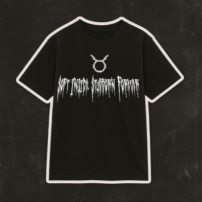 T-shirt preta com texto branco e símbolo impresso na frente