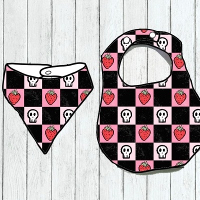 Babete e lenço de bebé quadriculados preto e rosa com morangos e caveiras