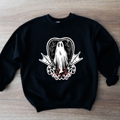 Sweatshirt preta com estampa de fantasma e elementos decorativos