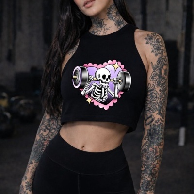 Top cropped preto com estampa de esqueleto a levantar pesos