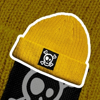 Gorro de malha amarelo com etiqueta preta de caveira