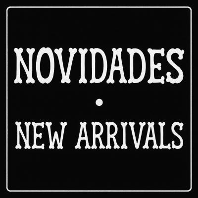 Letreiro preto com texto branco 'NOVIDADES' e 'NEW ARRIVALS'.