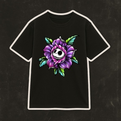 T-shirt preta com estampa de flor roxa e rosto de caveira