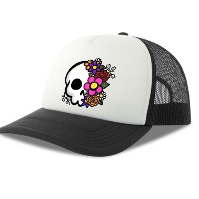Boné trucker branco e preto com estampa de caveira decorada com flores coloridas.