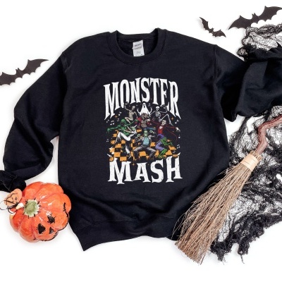 Sweatshirt preta com estampa 'MONSTER MASH' e decoração de Halloween