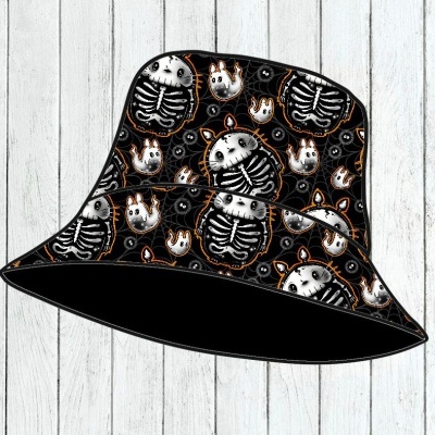Chapéu pescador preto com padrão de esqueletos brancos e detalhes laranja