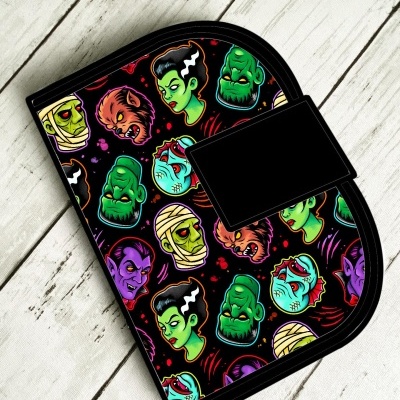 Protector de forno com padrão colorido de monstros clássicos em fundo preto