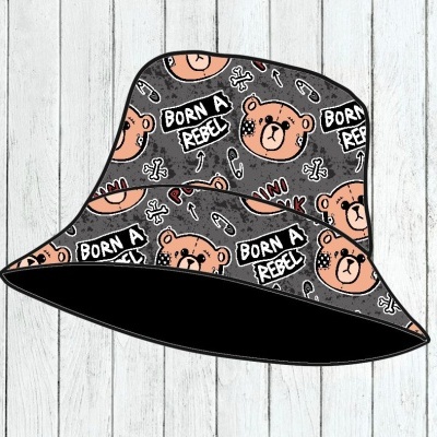 Chapéu bucket cinzento com padrão de ursos cor-de-rosa e texto BORN A REBEL