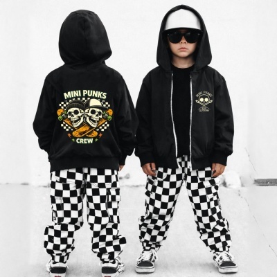 Crianças com casacos pretos e calças cargo xadrez preto e branco